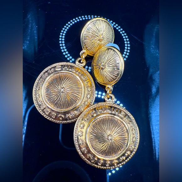 LOT 1689 24K gold plated CHANEL vintage dangle  clip on earrings - Picture 1 of 6